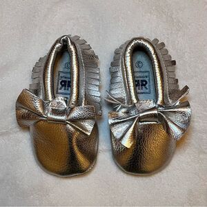 Romirus Silver Baby Moccasins with Bow size 3 soft sole fringe cute sweet